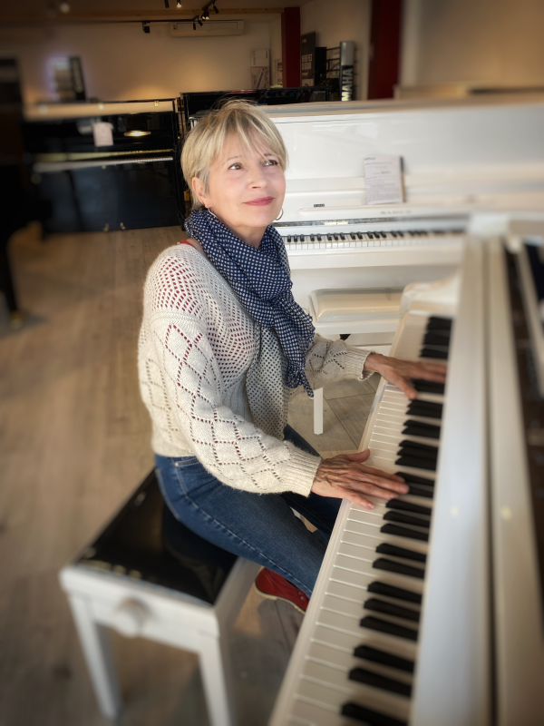 dany qui joue sur un piano blanc
